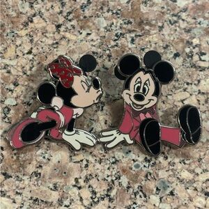 Minnie Kissing Fainting Mickey Mouse Disney Collectible Trading Two Pin Set 2009